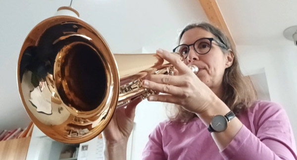 Tabea Lübeck spielt Trompete