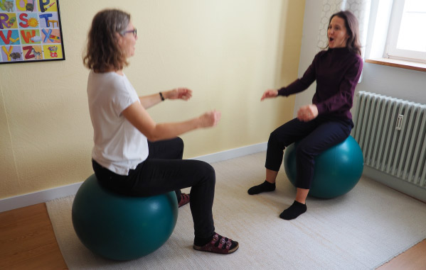 Tabea Lübeck und ihre Klientin sitzen auf einem Pezzi Ball