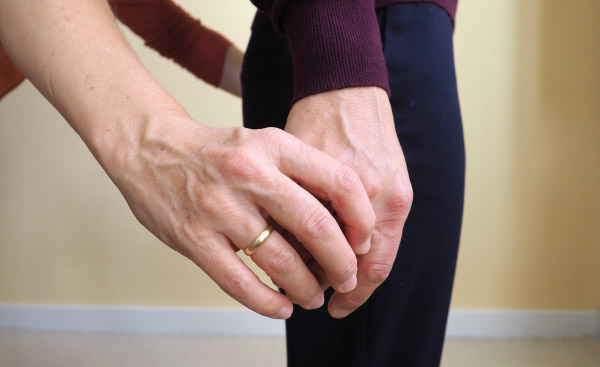 Hände berühren sich in einem Kurs