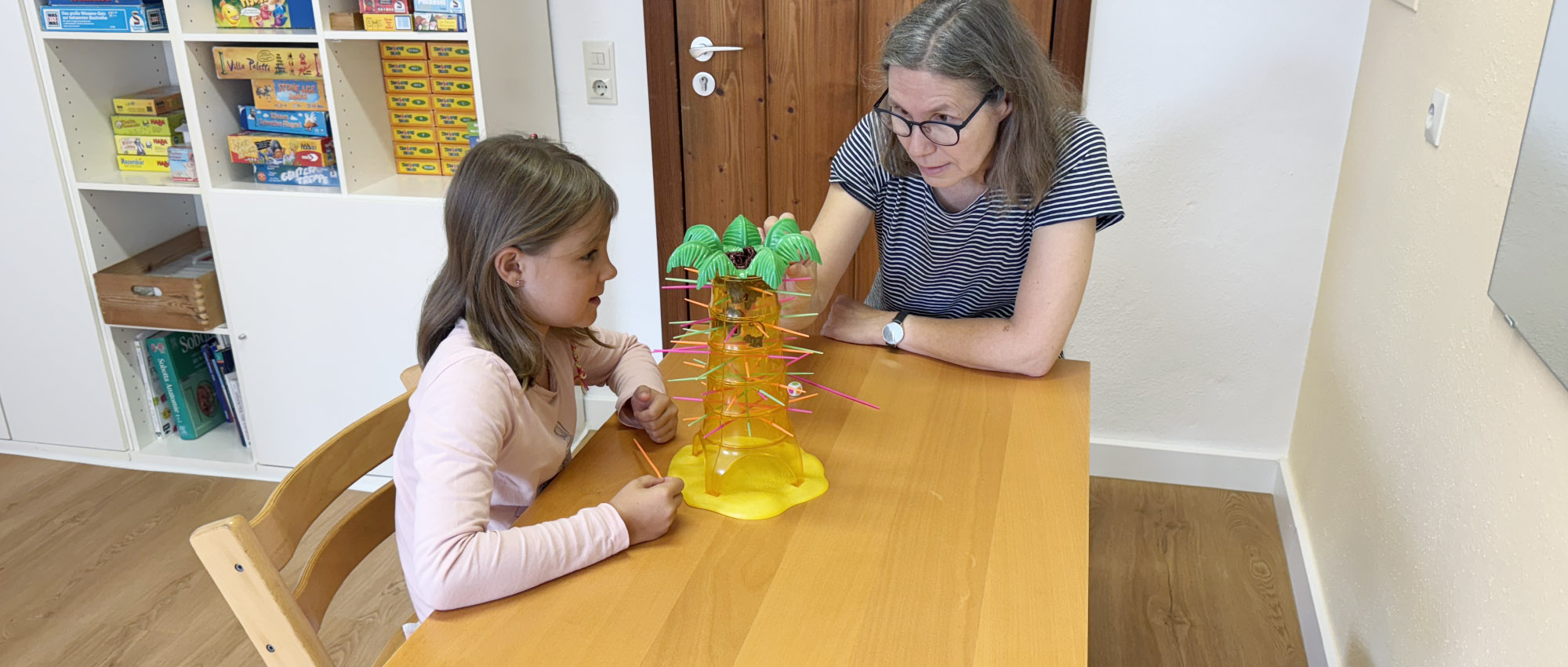 Therapie-Situation, Tabea Lübeck mit einem Kind bei einem Spiel